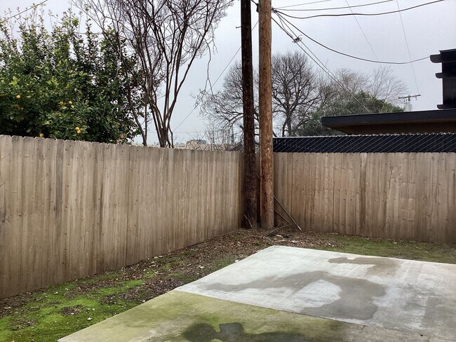 Building Photo - 1414 W Vassar Ave