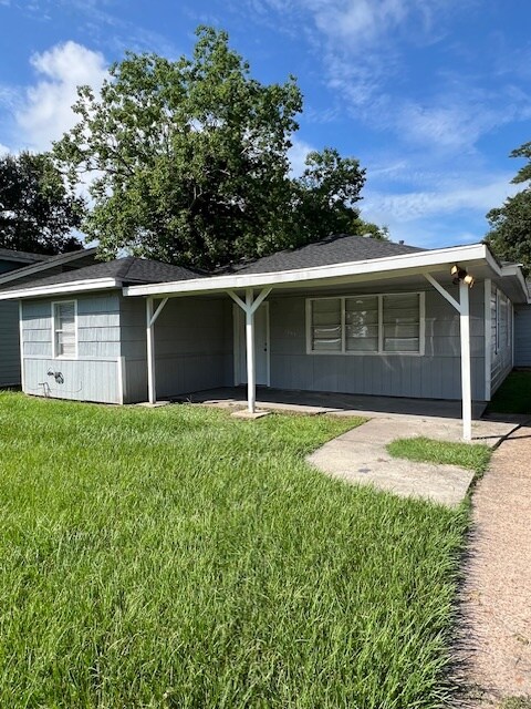 Building Photo - 1205 W Wrenway Ave
