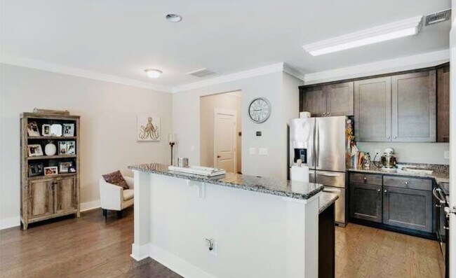 Building Photo - 731 Elmbrook Dr