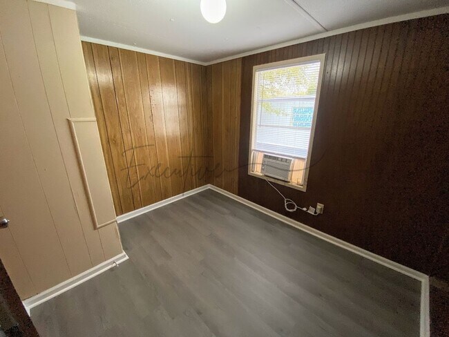 Building Photo - For Rent: 2-Bedroom Mobile Home in Sulphur...