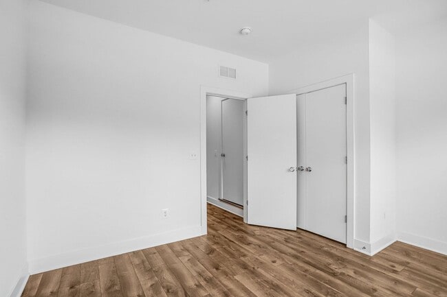 Building Photo - Spacious 4-level Home| 3 bedrooms + Garage parking!