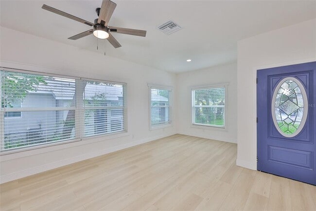 Building Photo - 829 18th St S