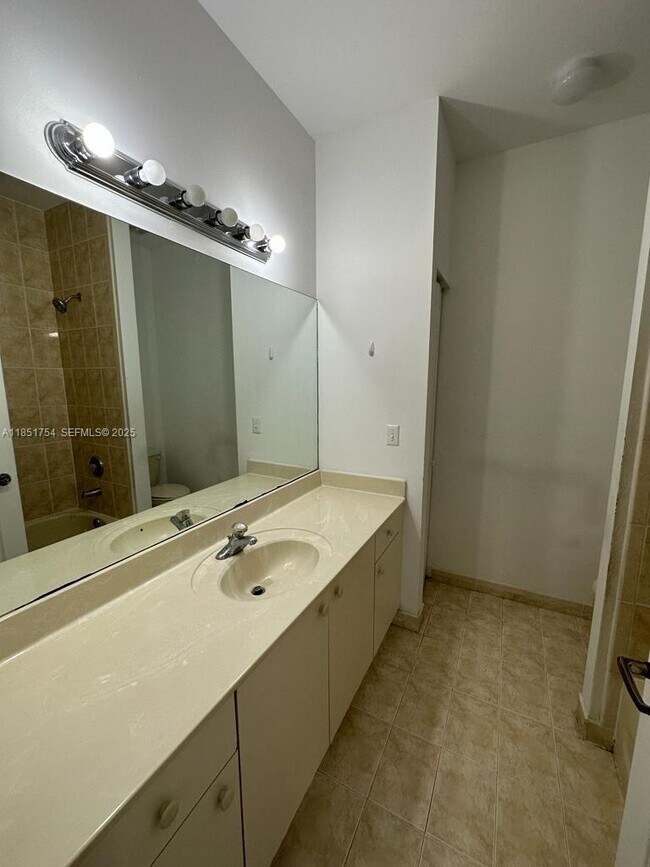 Building Photo - 372 NE 26th Pl