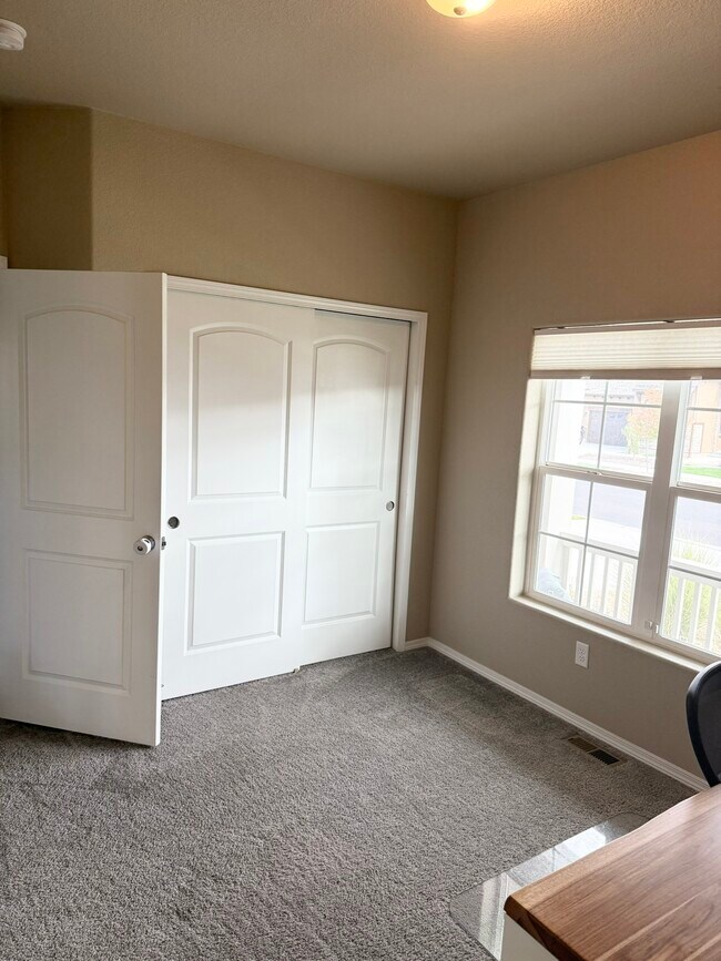 Building Photo - 9958 Golf Crest Dr