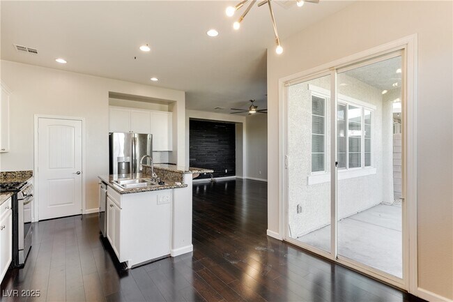 Building Photo - 6632 Ditmars St