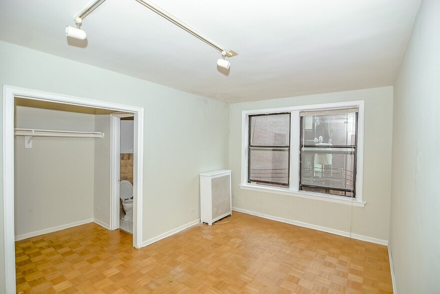 Building Photo - 744 W Belmont Ave