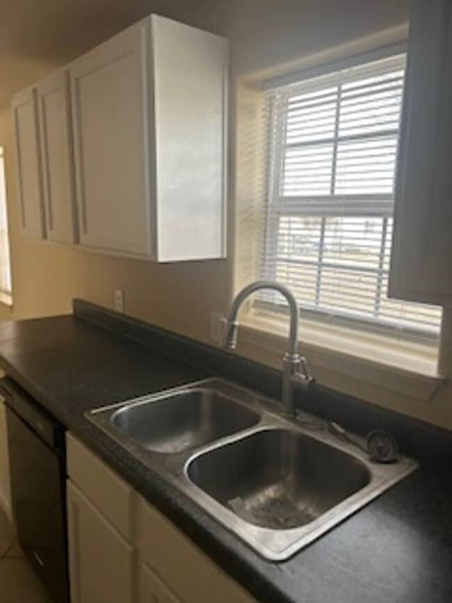 Building Photo - 3 bedroom, 1 bath house (pictures coming soon)