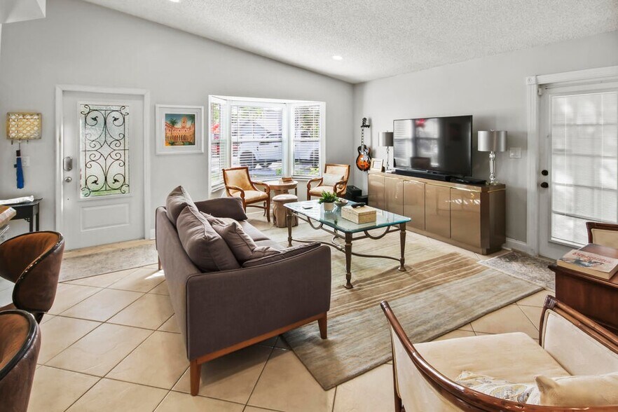 Building Photo - 9165 Beverly Ct