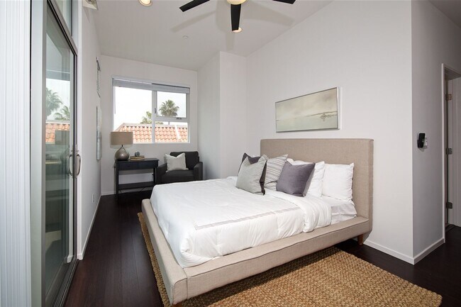 Building Photo - Beautiful 2-Bedroom Townhome in Hillcrest with Private Balconies & Attached Garage
