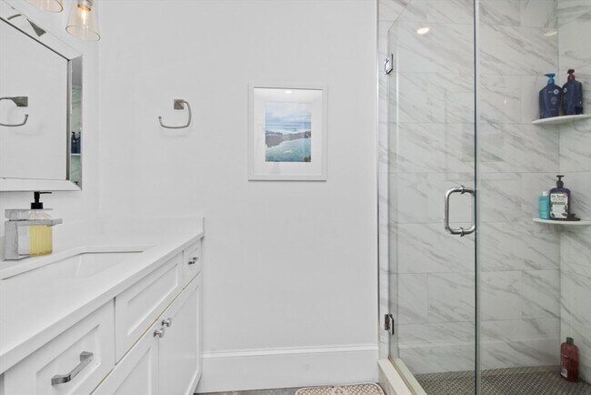 Building Photo - 322 Bunker Hill St