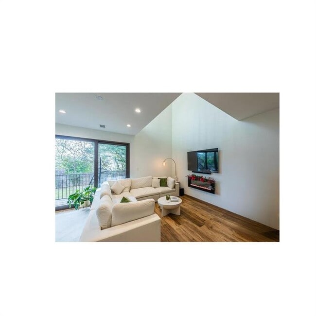 Building Photo - 2103 Crazyhorse Pass