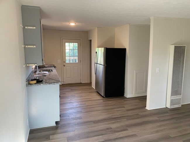 Building Photo - Precious 1BR/1BA Cottage On N Ross