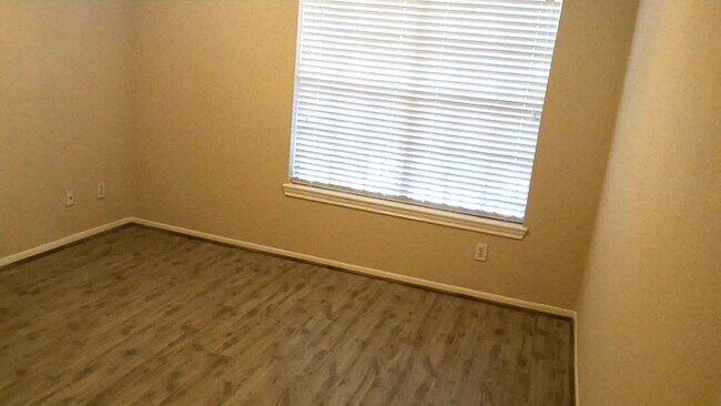 Building Photo - 2255 Braeswood Park Dr