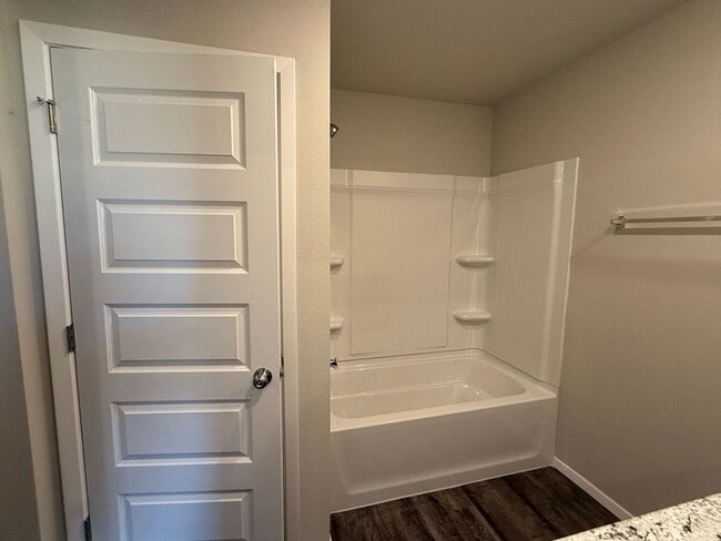 Building Photo - Welcome home to your 4 bed, 2 bath home in the desirable area of Broken Arrow, OK.