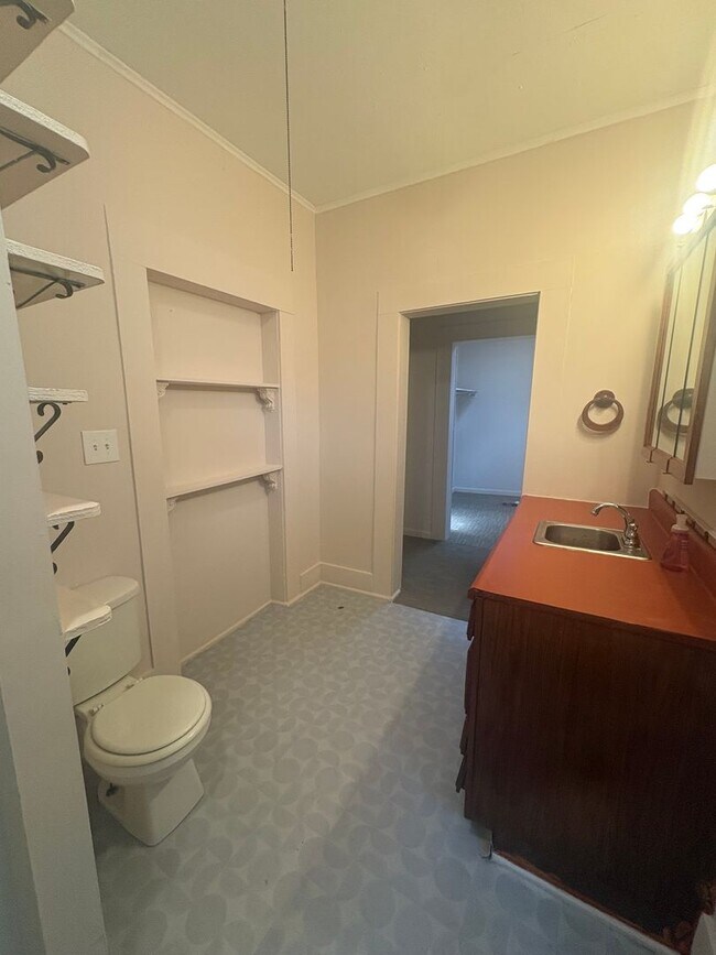 Building Photo - 533 Merrick St