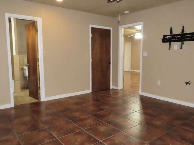 Building Photo - Country Living-City Close! 3 Bedroom, 2 Ba...
