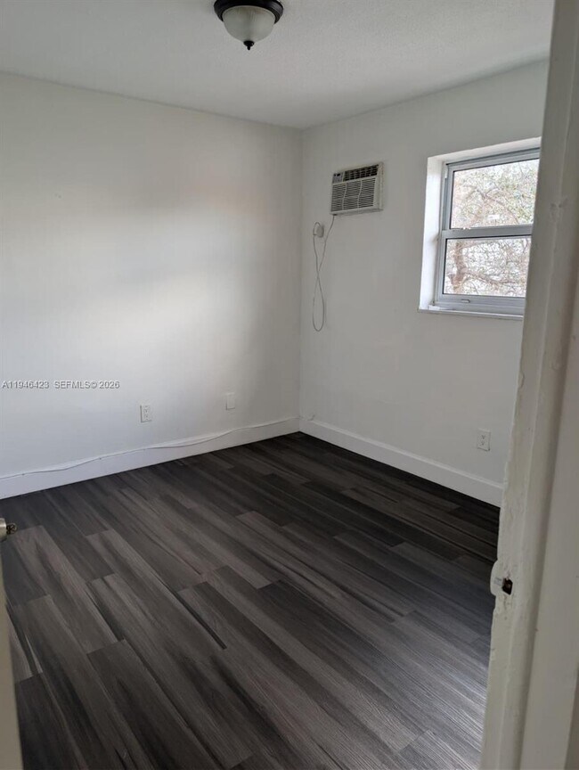 Building Photo - 1461 SW 5th St