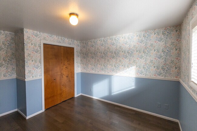 Building Photo - 1132 S Amaya Ave