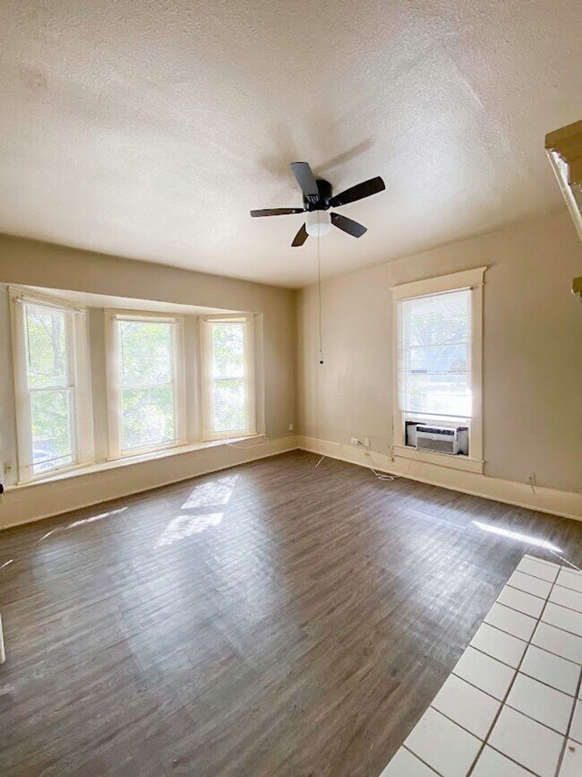 Building Photo - Updated 1Bd 1Ba apartment Historic home cl...