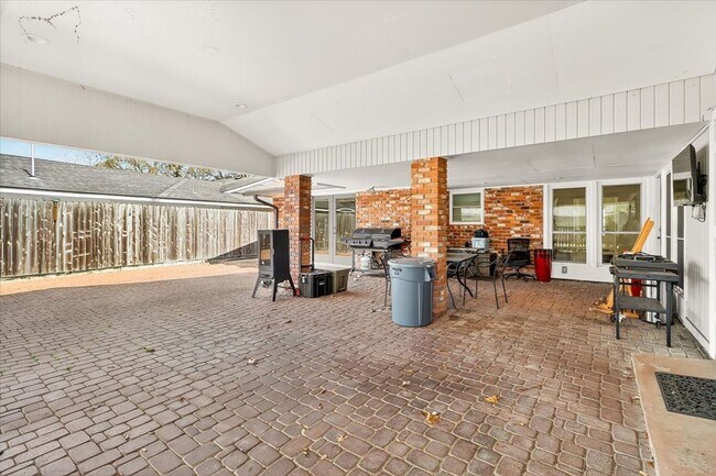 Building Photo - 722 Brock Dr