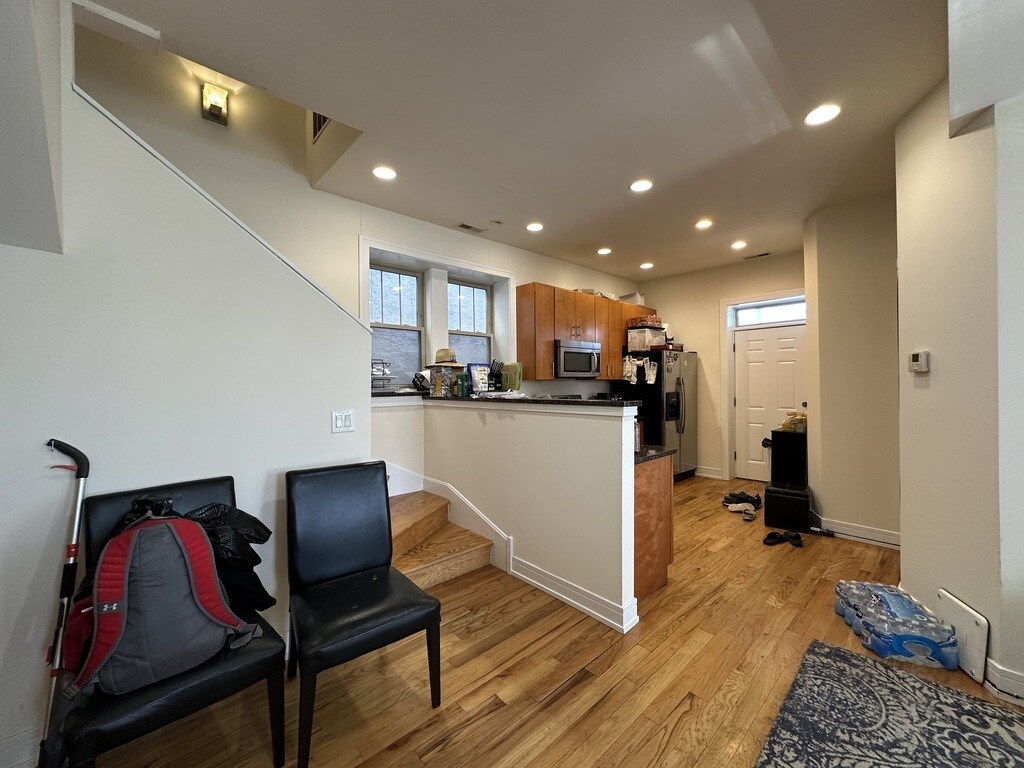 Building Photo - 2835 N Damen Ave