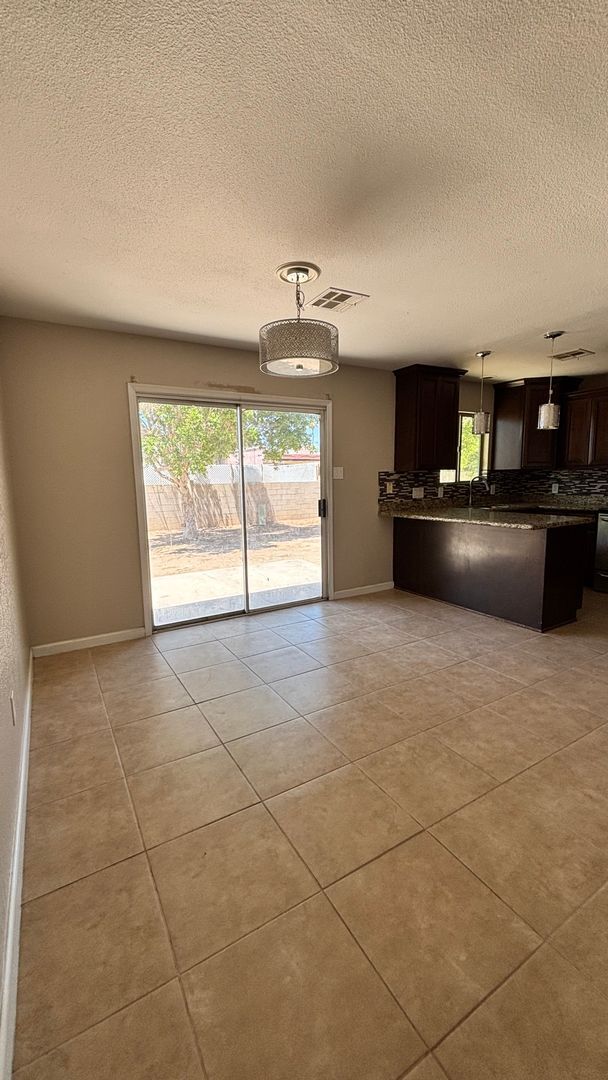 Building Photo - Updated rental