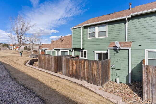 Building Photo - Upgraded 3-Bed Townhome Just Minutes from ...