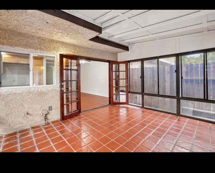 Building Photo - 15210 Shadybend Dr