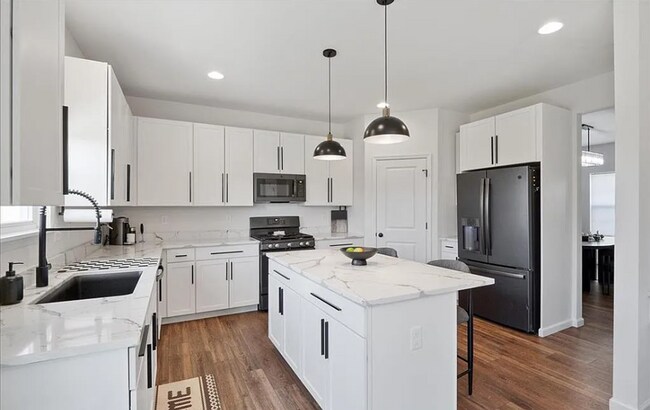 Building Photo - Charming 4-Bedroom Home in Prime St. Charl...