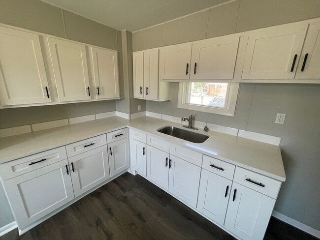 Building Photo - 4 bedroom home ready now!