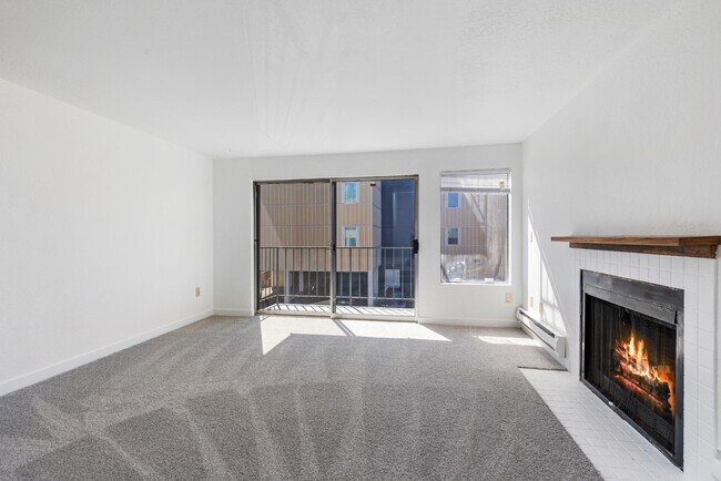 Building Photo - Spacious 1 Bedroom Apartment w/ Parking in...