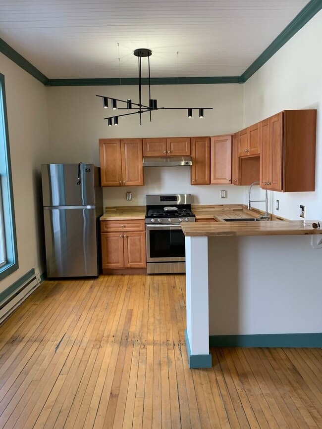 Primary Photo - White Sulphur, LLC 171