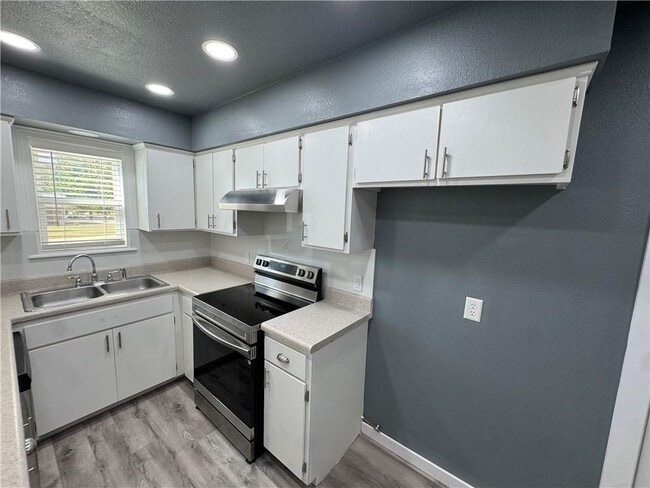 Building Photo - 70 N Hunter St