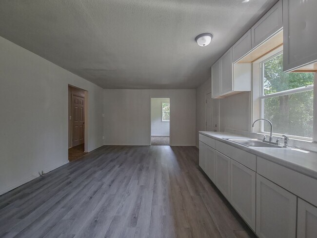 Building Photo - Newly Remodeled FOUR bedroom home in Spenc...