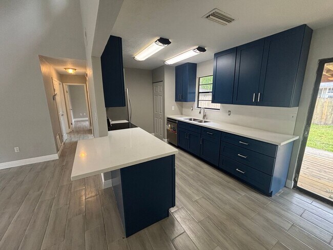 Building Photo - Newly renovated, WOW this will rent quick!