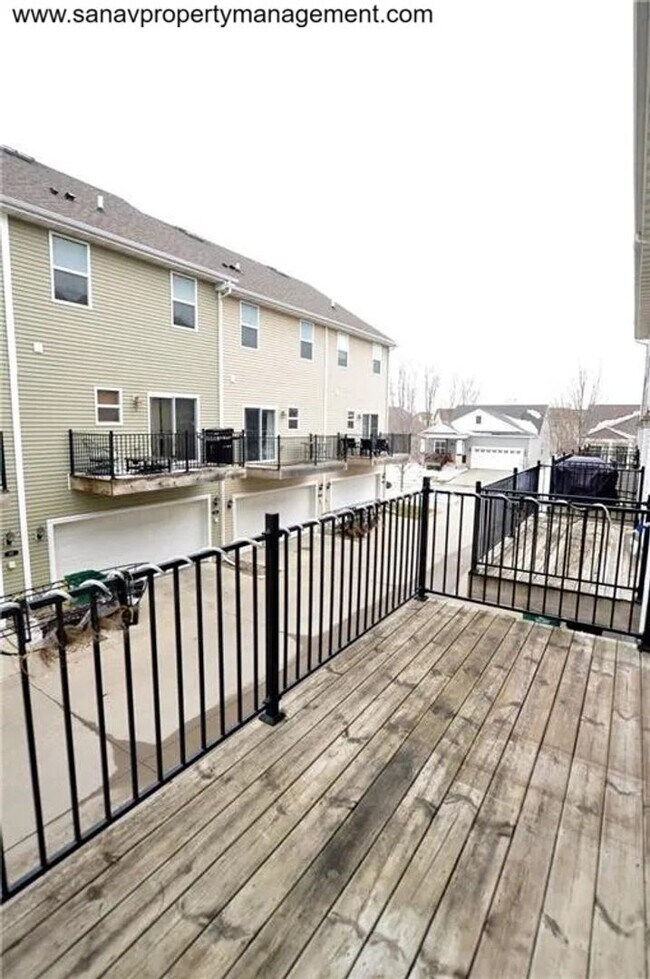 Building Photo - Stunning 2 Bed, 2.5 Bath Townhome with Lux...