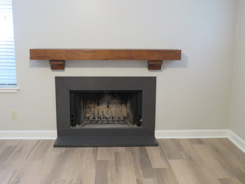 Building Photo - 509 E 7th St