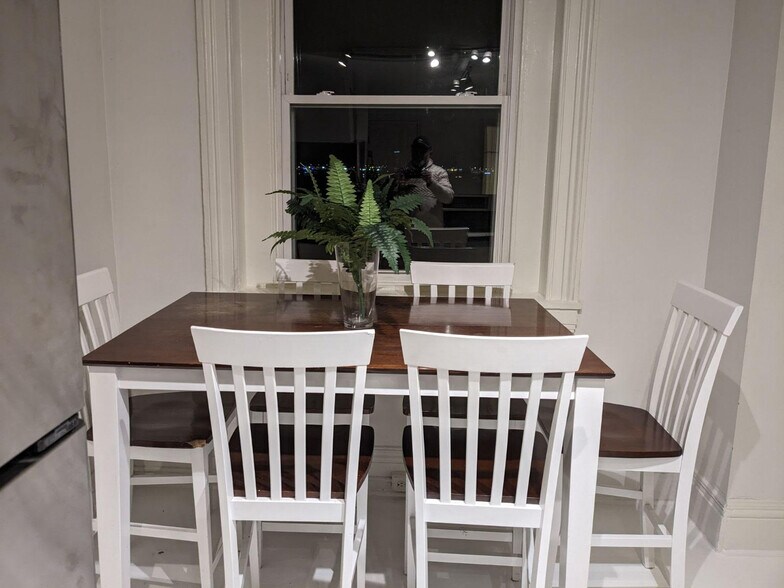 Spacious eating area seats six - 1901 E Lombard St