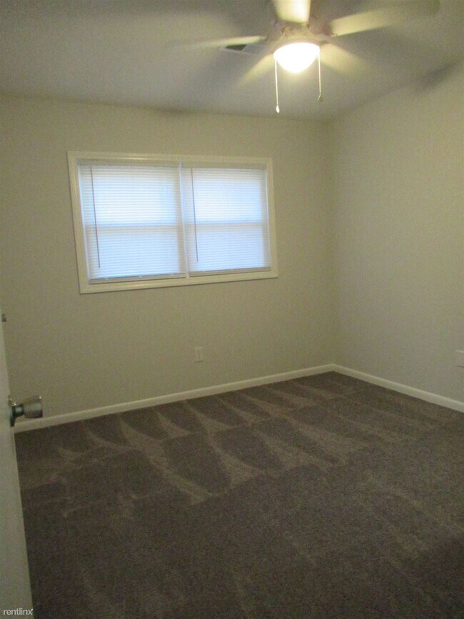 Building Photo - 2 br, 1.5 bath Townhome - 611 E 11th St Pi...