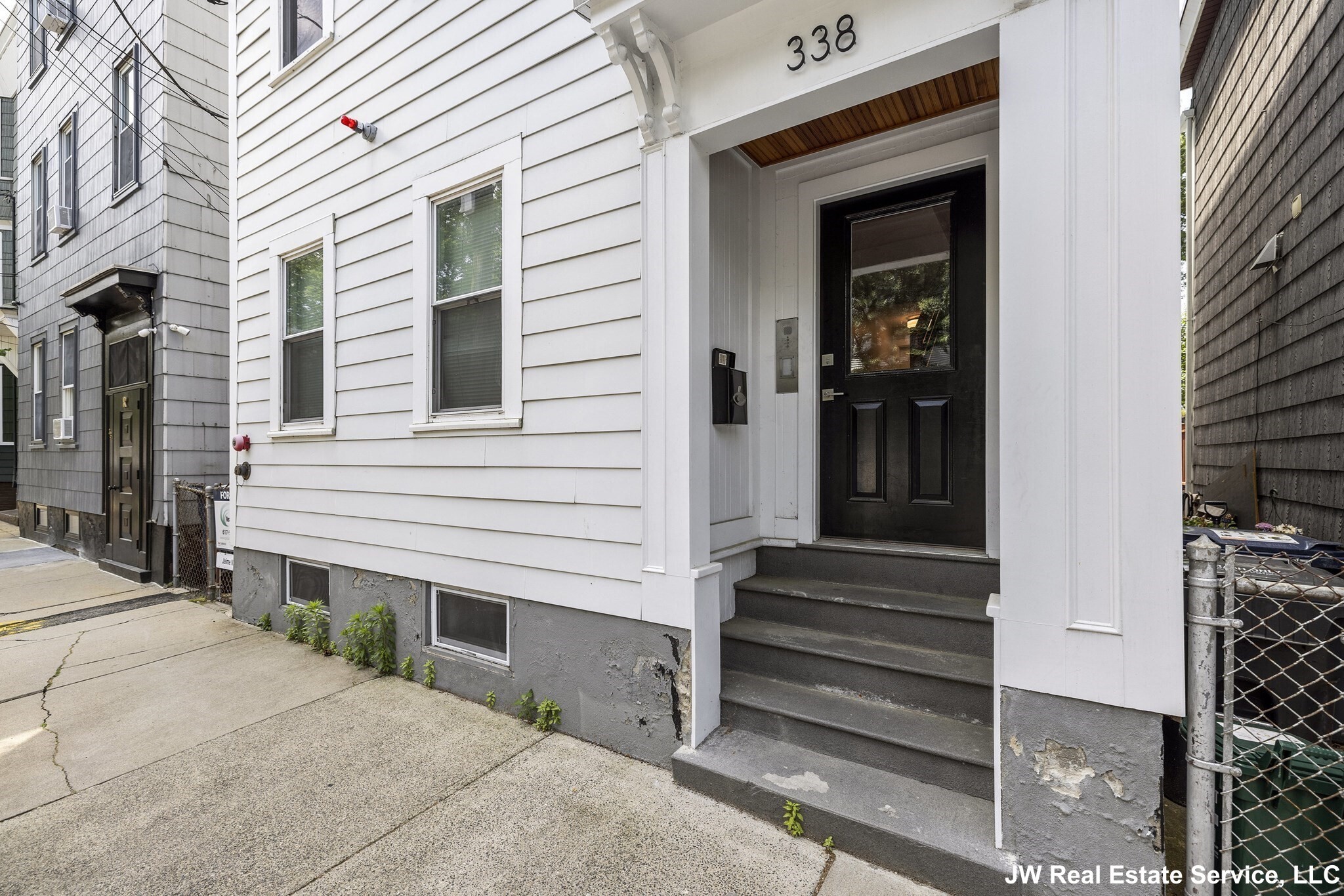 Building Photo - 338 Hurley St