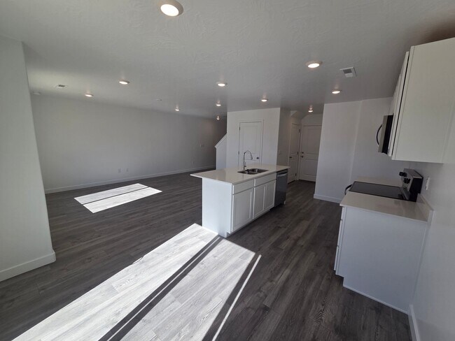 Building Photo - Discover Your Washington Dream Home!