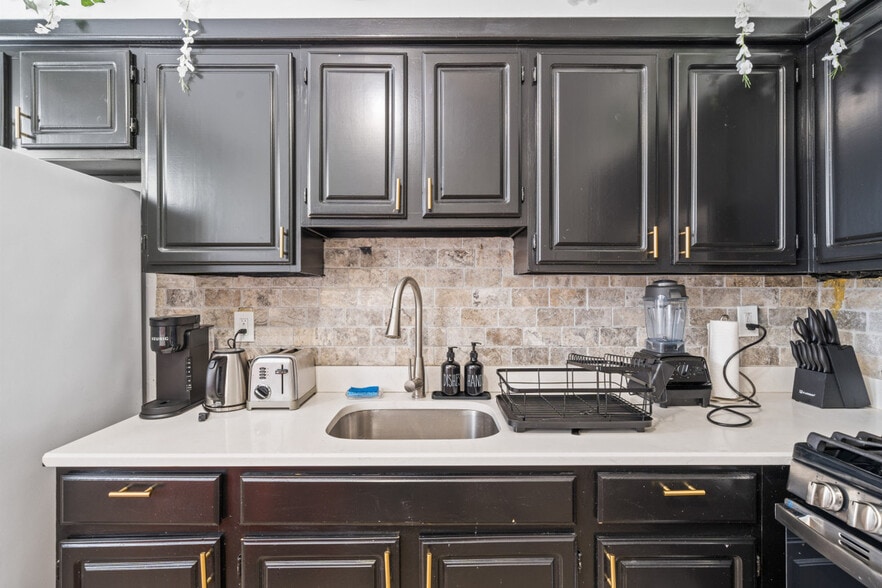 Building Photo - 84 W 42nd St