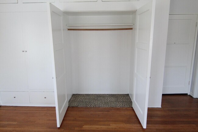 Building Photo - 9217 Alcott St