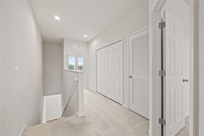 Building Photo - 1950 Lake Ridge Blvd