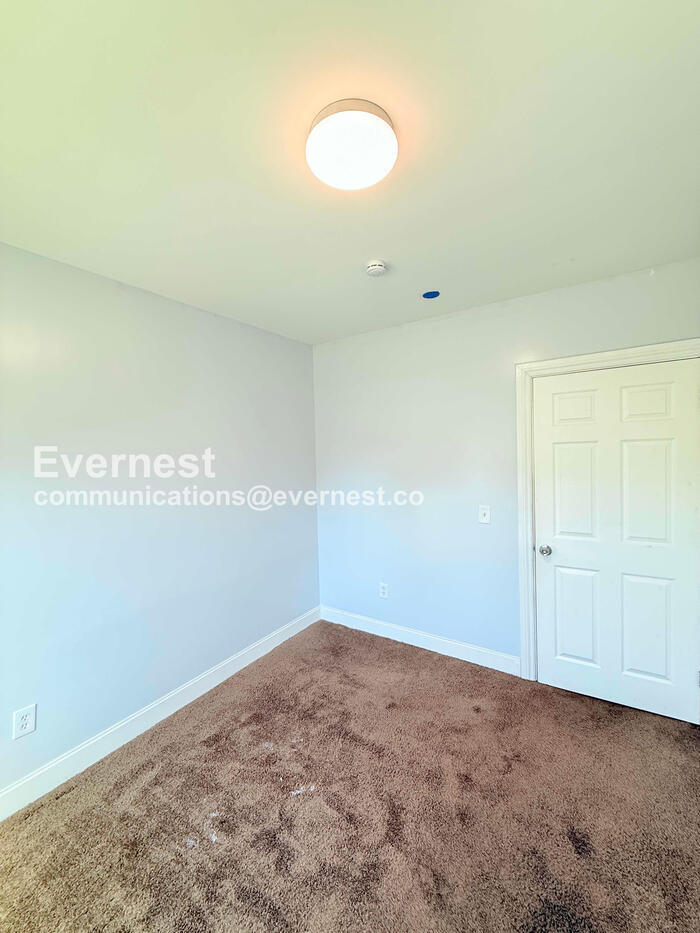 Building Photo - 2484 Woodmere St