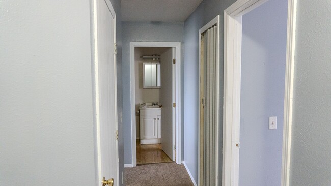 Building Photo - Lovely 2-Bedroom Townhouse in Central Toledo