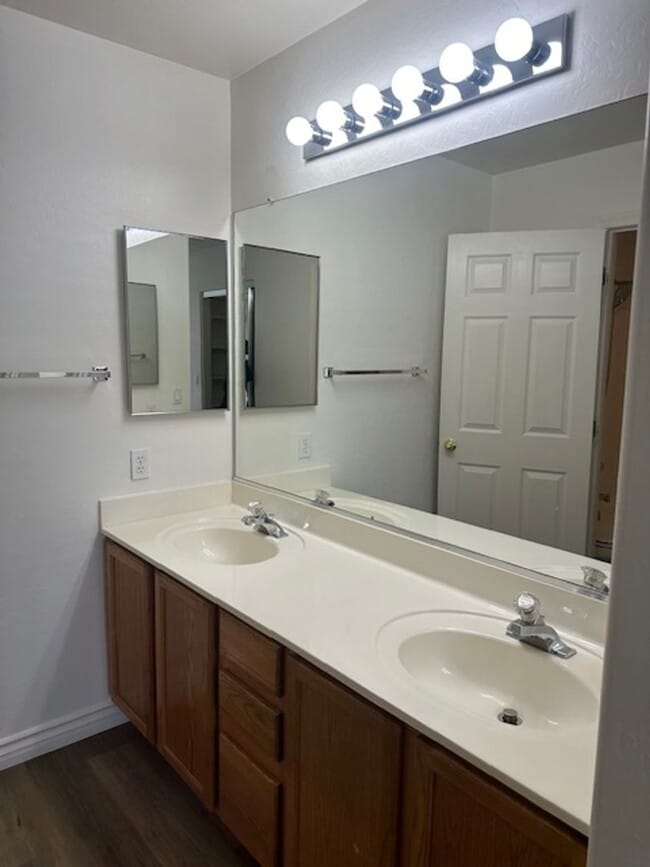 Building Photo - $1,550 2-3 Bedroom For Lease With Community Heated Pool & Spa in 85207!