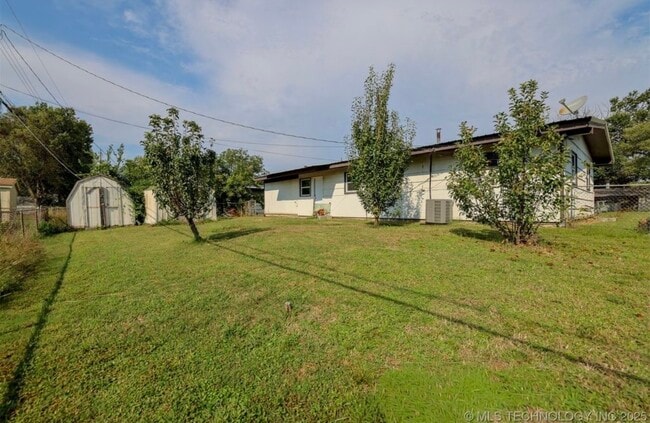 Building Photo - 420 Meadowbrook Ln