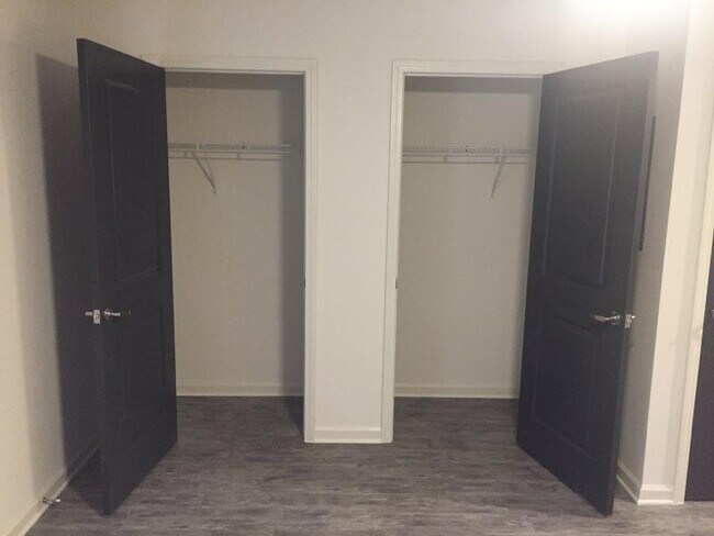 Building Photo - NEW 1x1!  Fantastic Emory area location - ...