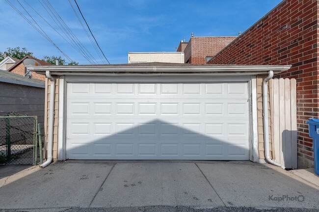 Building Photo - 2821 S Emerald Ave